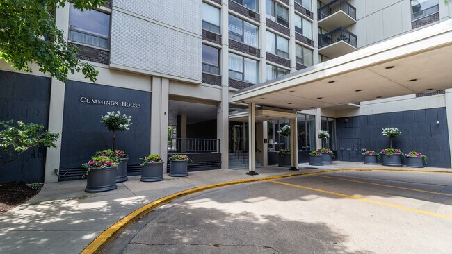 Foto del edificio - 1360 N Sandburg Terrace
