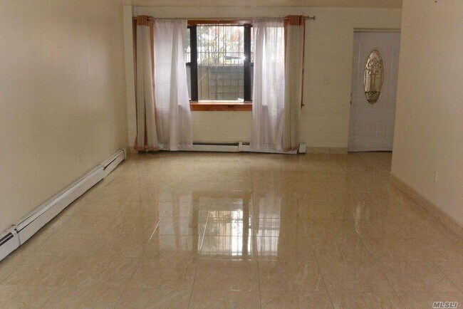 Foto del edificio - 102 Lewis Ave