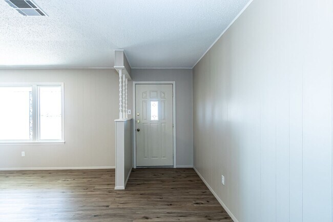 Building Photo - Nicely updated and Spacious Country Home