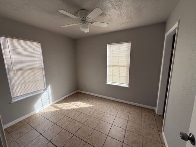 Building Photo - Super cute Home!