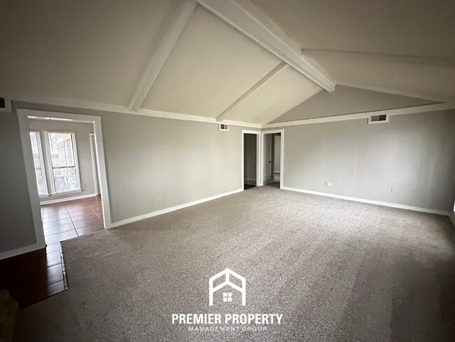 Foto del edificio - Spacious 3BR/2BA Memphis Home w/ Vaulted Ceilings, Fireplace & 2-Car Garage