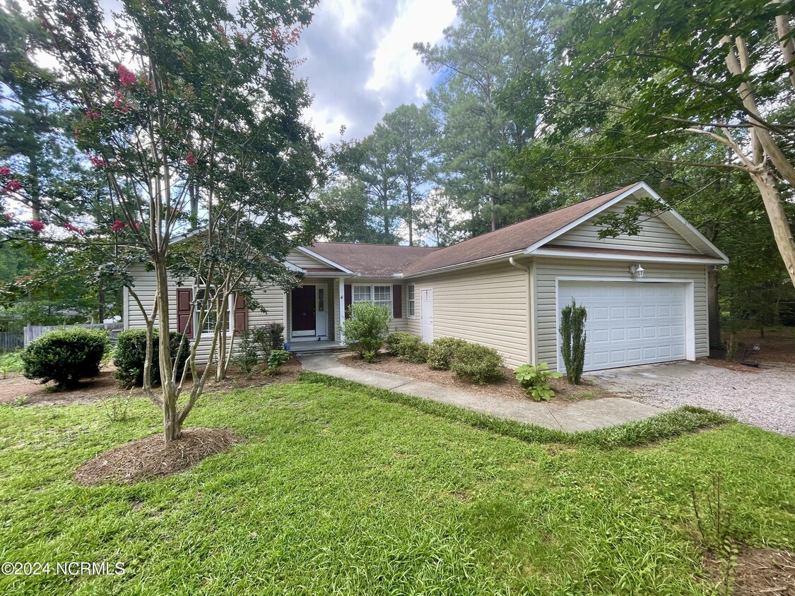 Primary Photo - 4 Sandhills Pl