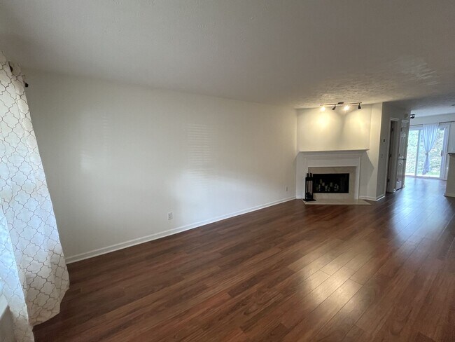 Foto del edificio - 2 Bedroom Townhome Near Lenox Village!