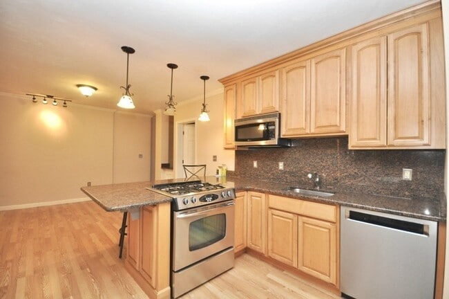 Building Photo - 452 Park Dr
