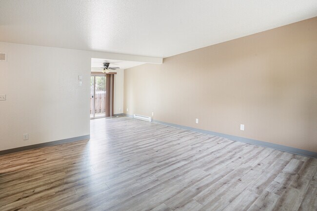 Foto del edificio - Lookingglass Apartments