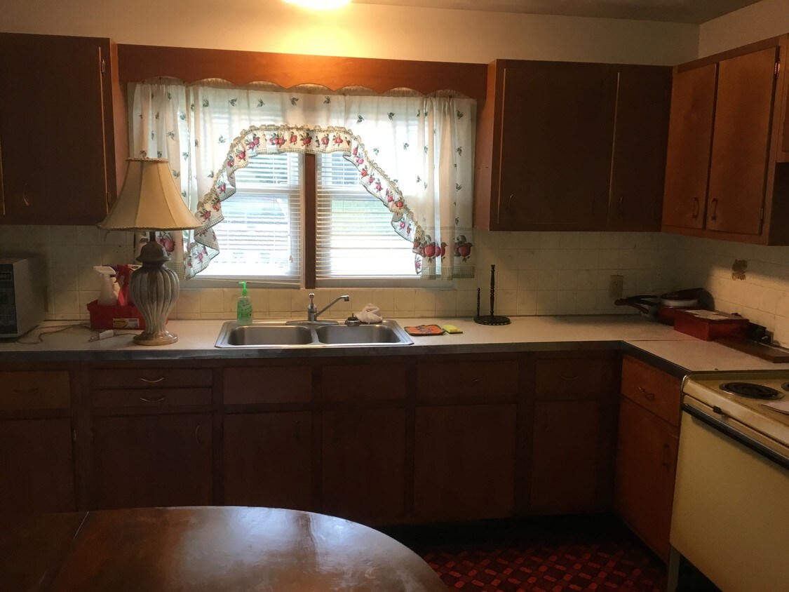 Kitchen - 204 W Hunt Ave