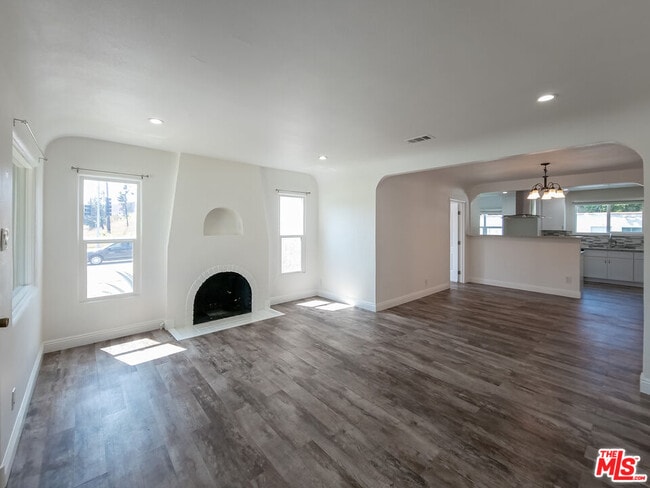 Building Photo - 723 W Doran St