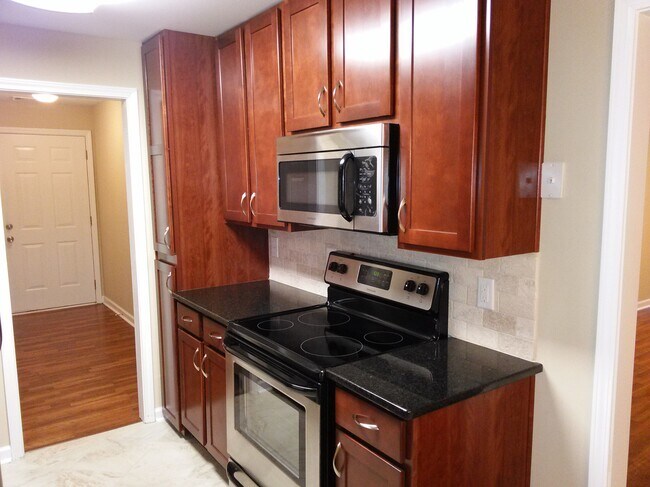 Building Photo - 9400 Roberts Dr
