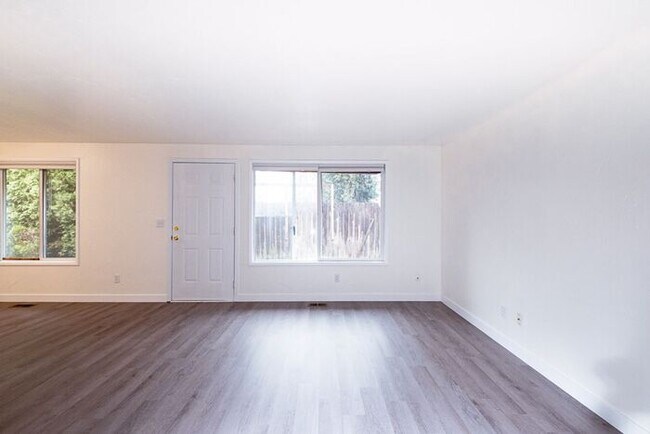 Foto del edificio - Milwaukie Duplex with Garage