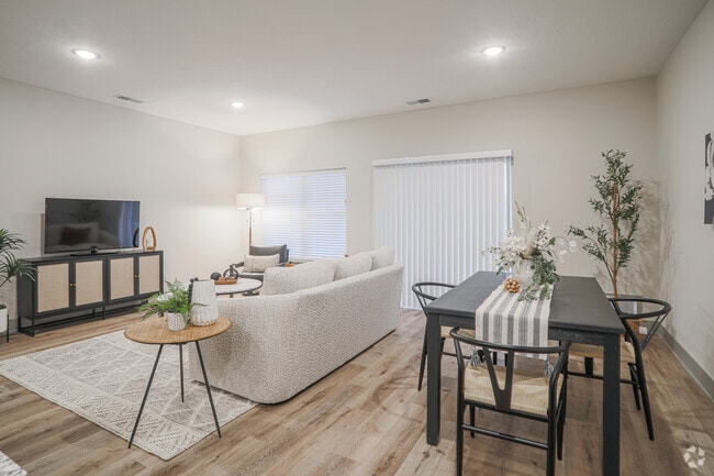 2 habitaciones, 2,5 baños, 1.606 pies cuadrados, sala de estar y comedor - Centennial Farms Townhomes