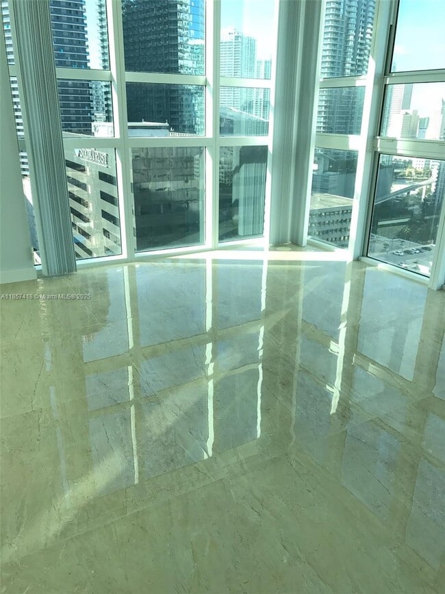 Building Photo - 950 Brickell Bay Dr