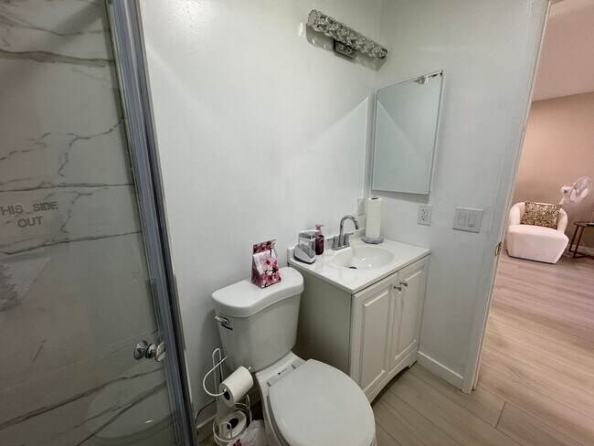 Foto del edificio - Fully Furnished 1BR Retreat with Stylish T...