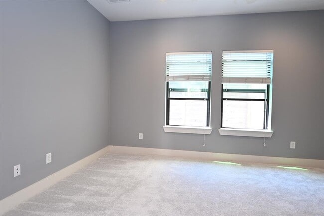 Building Photo - 1728 Live Oak St