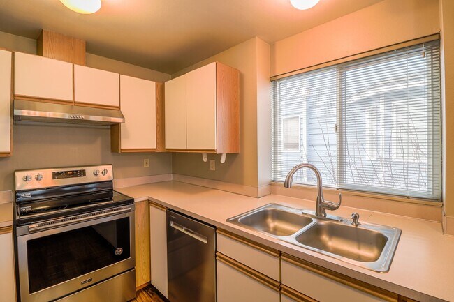Building Photo - 651 NE Ellis Way