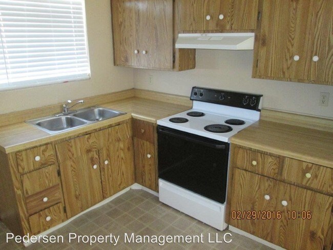 Building Photo - 2125 S Apache Dr