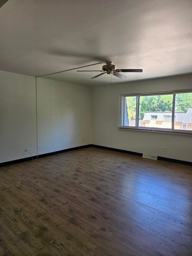 Spacious living area - 2751 Leisure Dr