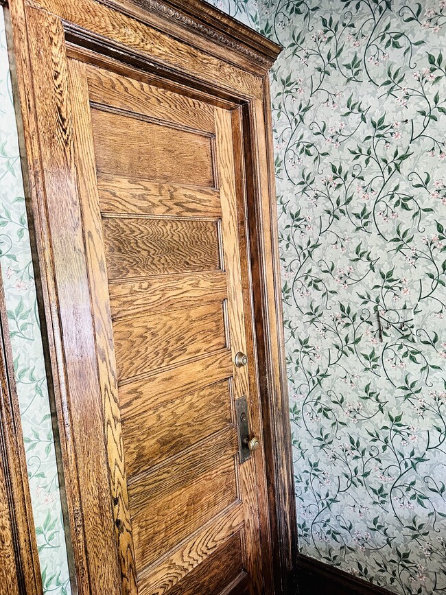 Entryway - 121 Amherst Dr