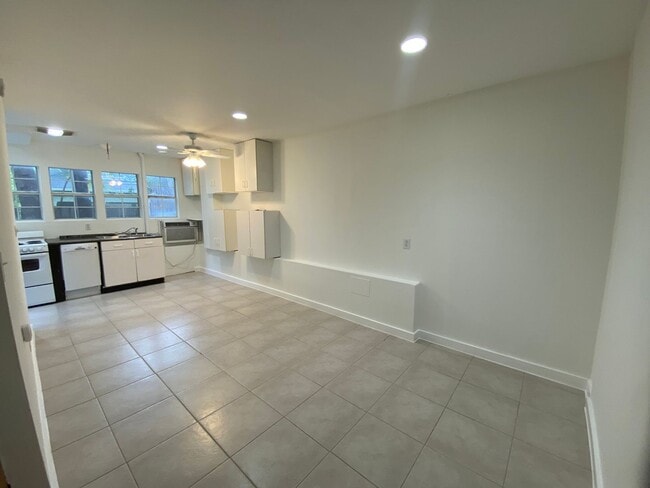 Building Photo - Cute and Cozy 1/1