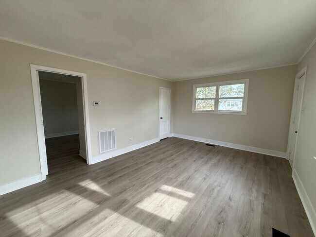 Building Photo - Newly remodeled 1 bedroom, 1 bath duplex.