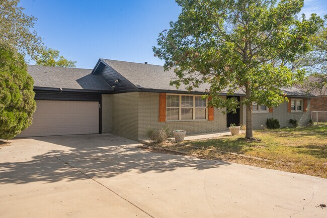 Building Photo - 403 Palo Duro Dr