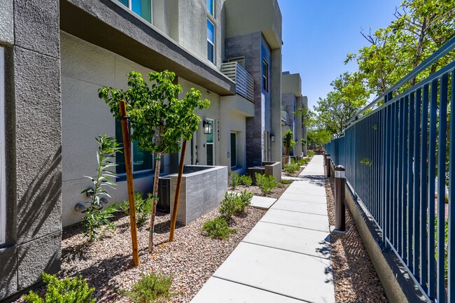 Building Photo - 3 Bed, 3 Bath Summerlin Townhome With 2 Ca...