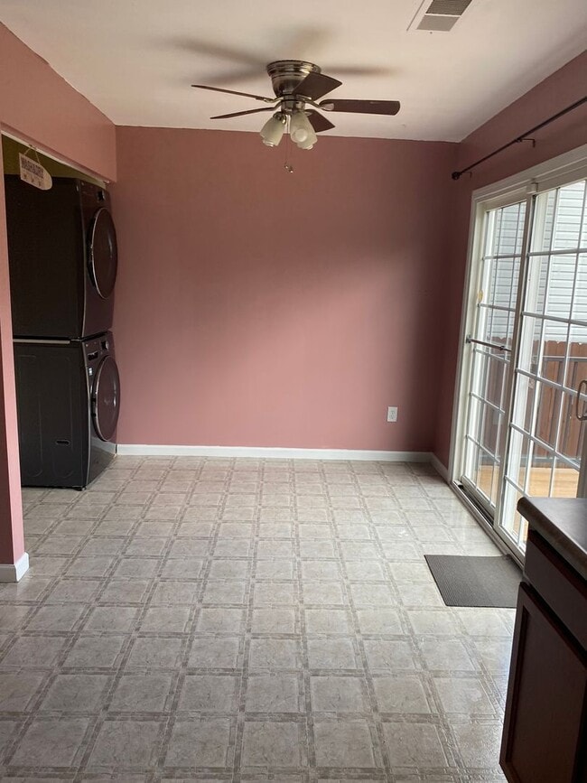 Building Photo - Beautiful 4 Bedroom