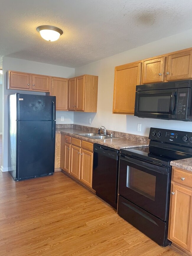 Building Photo - HALF OFF ONE MONTH AT UPPER STONE!