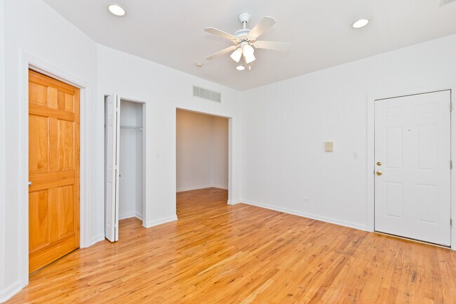 Building Photo - 3138 N Southport Ave