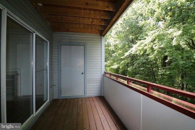 Building Photo - 3301 Sir Thomas Dr