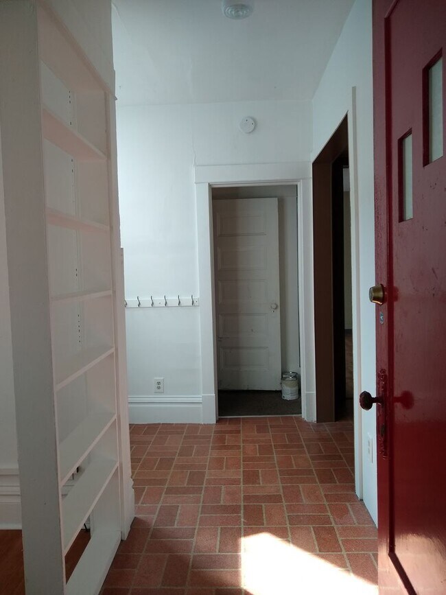 Building Photo - 3 Bed 2 Bath Home Near Concordia & MSUM!