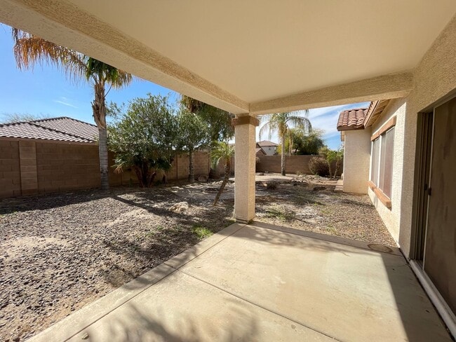 Building Photo - Great Deal in Sun Groves with 3 car tandem...