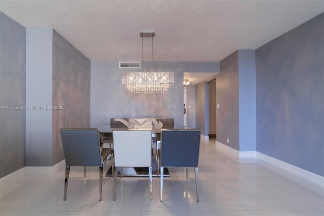 Building Photo - 2500 Parkview Dr