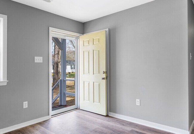 Building Photo - Spacious 3 bed / 2 full bath  FULLY RENOVA...