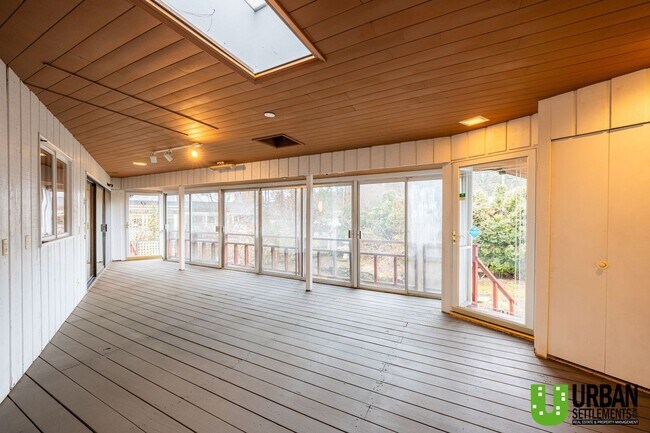 Building Photo - 8 E 16th Ave