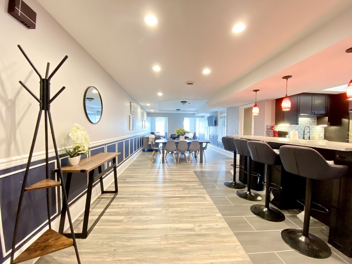 Photo - 712 N West St - - Room 5 - Room 5-2