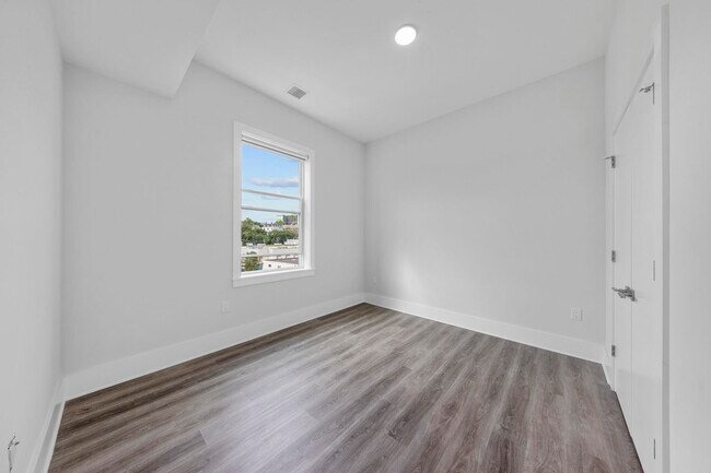 Building Photo - 660 Grand St