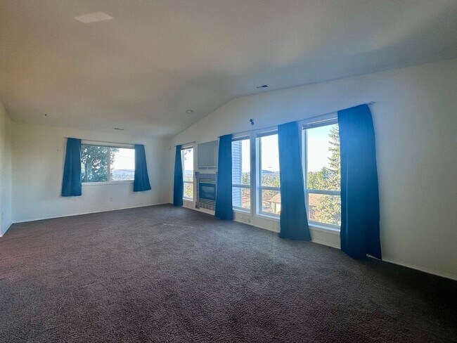 Foto del edificio - Charming Duplex 3 Bed 2 Bath w/ Double Car Garage and a Beautiful View in Portland!