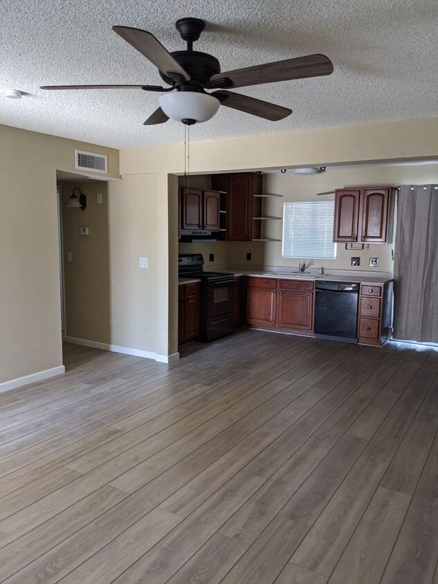 Primary Photo - 2 Bed 1 Bath Twin Home Unit in Youngtown, ...