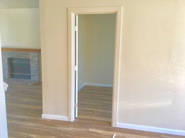 Foto del edificio - 3 Bedroom 2.5 Bath House in M Section of Rohnert Park - SSU Students Welcome