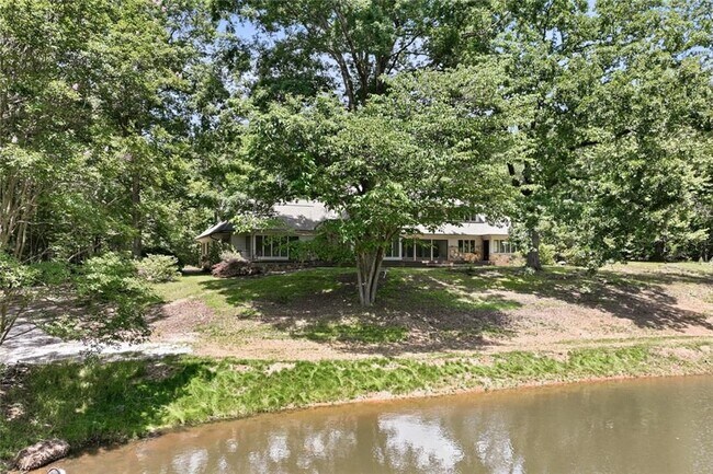 Building Photo - 3735 Smithtown Rd