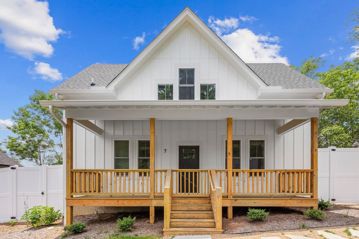 Primary Photo - Modern Farmhouse in Black Mountain
