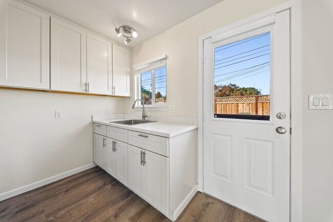 Foto del edificio - Coastal Comfort in Pleasure Point – Modern...