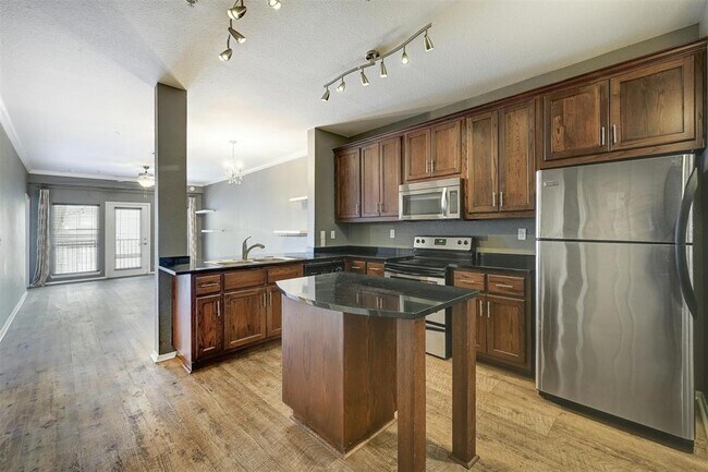 Building Photo - 910 W 25th St
