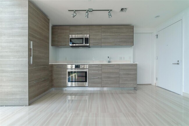 Foto del edificio - 650 NE 32nd St