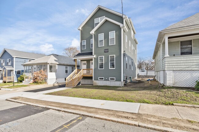 Building Photo - 827-829 River Avenue