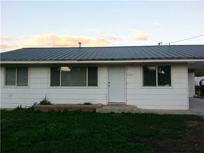 Building Photo - 205 500 E