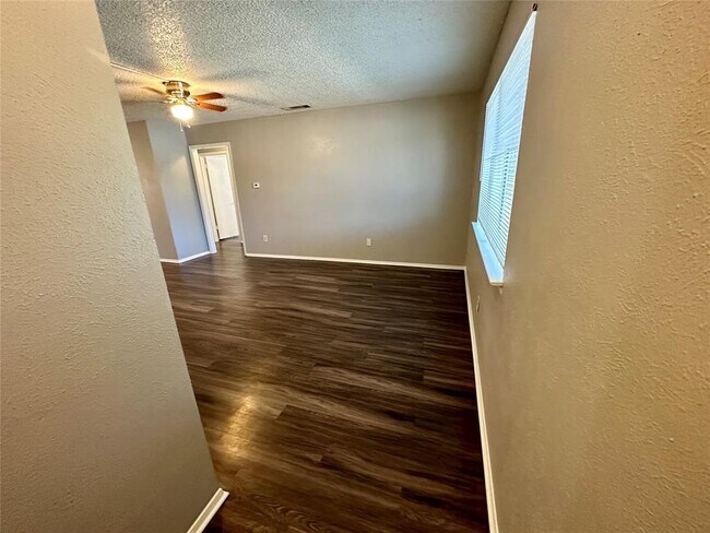 Building Photo - 305 W William Cannon Dr