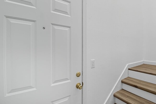 Building Photo - NEW PRICE and Half Off First Month's Rent! Nicely Updated Condo in Old South!