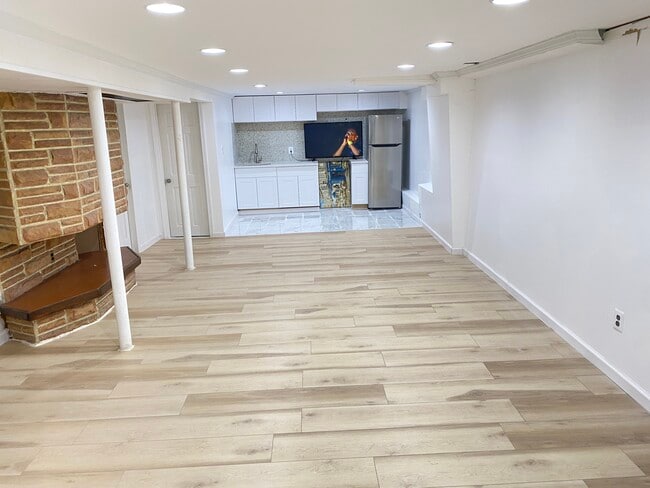 Building Photo - 114 Bregman Ave