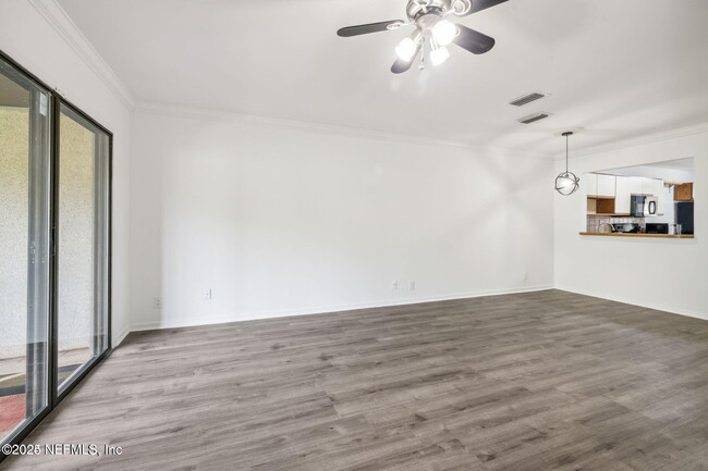 Foto del edificio - 7701 Baymeadows Cir W